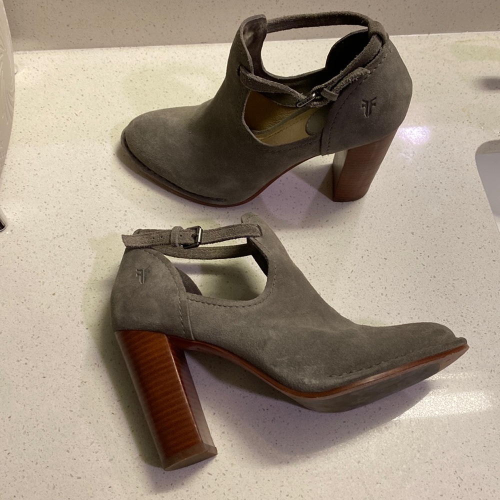 The Frye Company / Frye Meghan Suede Shootie Booties / taupe grey / size 9